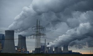 El vapor sale de las torres de enfriamiento de los nuevos bloques de energía de carbón de las centrales de Neurath, al noroeste de Colonia, Alemania.