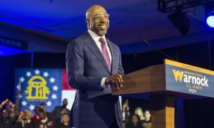 El senador demócrata de EE. UU. Raphael Warnock habla en una fiesta de vigilancia nocturna electoral después de ser reelegido para el Senado en Atlanta