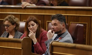 01/12/2022.- El portavoz de ERC ene l Congreso Gabriel Rufián (d) y la diputada de ERC Carolina Telechea (2d) durante el pleno celebrado este jueves, en el Congreso de los Diputados en Madrid. EFE/ Javier Lizon