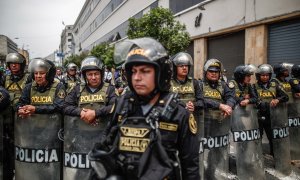 Varios policías vigilan a simpatizantes del presidente de Perú, Pedro Castillo, en Lima.