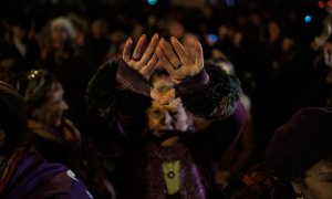 Una mujer durante una manifestación contra las violencias machistas en el distrito de Vallecas, en Madrid, a 25 de noviembre de 2022.