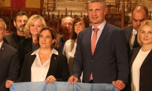 L'alcaldessa de Barcelona, Ada Colau, i l’alcalde de Kíiv, Vitali Klitschko, després de signar un conveni de col·laboració entre les dues ciutats durant la visita del polític ucraïnès per la Mercè.
