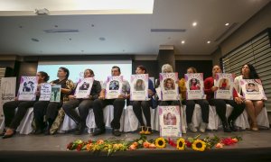 Familiares de victimas de feminicidio participan en el Foro Nacional 'Vivir Libres de Violencias', en el que presentan la iniciativa 'Flores en el aire' para hacer memoria y exigir justicia para ellas, en Quito.