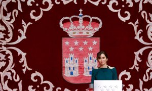 La presidenta de la Comunidad de Madrid, Isabel Díaz Ayuso, pronuncia un discurso durante el acto institucional organizado por el gobierno regional con motivo del Día de la Constitución (6 de diciembre) en el patio central de la Real Casa de Correos en Ma