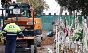 Imatge dels treballs en la fossa comuna del Cementiri de Reus per recuperar les restes de Cipriano Martos, assassinat per la Guàrdia Civil el 1973.