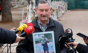 Antonio Martos, germà de Cipriano Martos, al Cementiri de Reus durant l'inici dels treballs per exhumar el cos del seu germà.