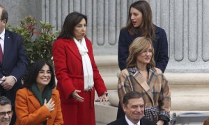 06/12/2022.- La ministra de Defensa, Margarita Robles (i) conversa con la ministra de Igualdad, Irene Montero (d) durante los actos de Conmemoración del aniversario de la Constitución este martes en Madrid. EFE/ Kiko Huesca