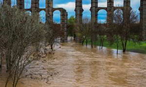 Imagen del río Albarregas a su paso por Mérida bajo el acueducto romano de Los Milagros -13/12/2022
