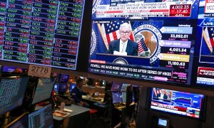 Monitores en el patio de negociación de la Bolsa de Nueva York (NYSE, por sus siglas en inglés), en Wall Street, emitiendo la rueda de prensa del presidente de la Reserva Federal, Jerome Powell, tras la última reunión del año del banco central estadounide