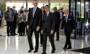 El Rey Felipe VI (i) y el presidente del Tribunal Constitucional, Pedro González-Trevijano (d), a su llegada al almuerzo con miembros y magistrados del Tribunal Constitucional, en la sede del Tribunal Constitucional, a 25 de abril de 2022,