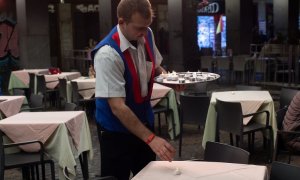 "Subida del salario mínimo no, pero sí a las propinas": Ayuso pide pagar con una gratificación parte del sueldo a los camareros y los tuiteros flipan