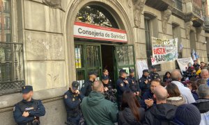 Los médicos afrontan su segunda jornada de encierro en la Consejería de Sanidad de Madrid ante la falta de acuerdos con Isabel Díaz Ayuso. a 16 de diciembre de 2022.