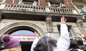 Sanitarios animando a los que se han encerrado en la sede de la Dirección General de Recursos Humanos del Servicio Madrileño de Salud (Sermas), en la sede de la Consejería, a 16 de diciembre de 2022, en Madrid (España)