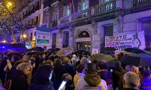 Vecinos y vecinas de Madrid se concentran a las puertas de la Consejería de Sanidad para apoyar a los nueve médicos encerrados del sindicato Amyts.