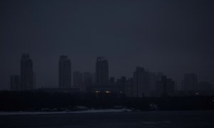 16/12/2022 Una vista de Kiev muestra el 'skyline' de la capital de Ucrania sin luz debido a los ataques rusos a infraestructuras críticas para la ciudad