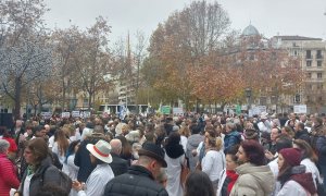 Centenares de personas protestan en la madrileña plaza de Chamberí, donde se sitúa la Consejería de Hacienda, contra las políticas sanitarias del Gobierno de Ayuso