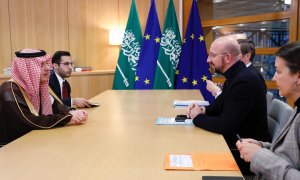 El presidente del Consejo Europeo, Charles Michel (R), se reúne con el Ministro de Estado de Relaciones Exteriores de Arabia Saudita, Adel Al-Jubeir