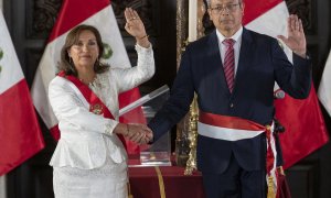 La nueva presidenta de Perú, Dina Boluarte, posa con Pedro Angulo, su recién destituido primer ministro, en una imagen de archivo el día de su nombramiento, el 10 de diciembre de 2022.