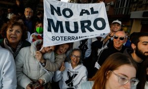 Varios vecinos se reúnen en la estación de El Carmen, coincidiendo con la inauguración del AVE a Murcia, para protestar contra el muro que pretendía separar la ciudad en dos.