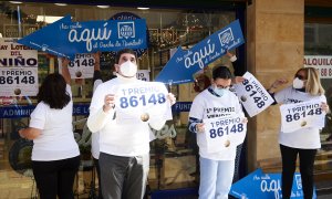 Empleados de la administración situada en la calle Cervantes de Santoña celebran que han vendido parte del número 86148 correspondiente al 'Gordo' del Sorteo Extraordinario de la Lotería de Navidad, a 22 de diciembre de 2021