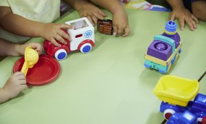 Niños jugando en un colegio-01/09/2022