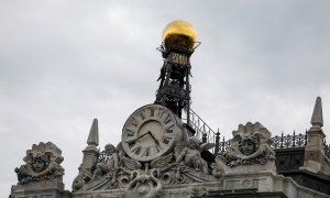 Detalle del reloj ubicado en lo alto de la sede del Banco de España, en Madrid. REUTERS/Juan Medina.