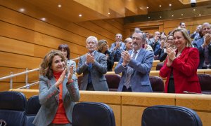 La ministra de Hacienda, María Jesús Montero, recibe los aplausos de la bancada socialista tras el durante el pleno del Senado que ha aprobado el proyecto de Ley de Presupuestos Generales del Estado para 2023. EFE/ Fernando Villar