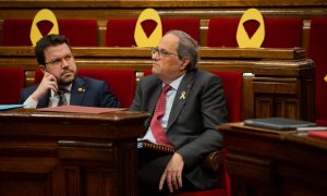 Imagen de archivo de 2019 del entonces vicepresidente de la Generalitat, Pere Aragonès y el presidente de la Generalitat, Quim Torra, durante una sesión plenaria en el Parlament de Catalunya.