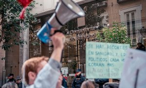 Imagen de archivo de varias personas frente a la Consejería de Sanidad durante una manifestación de médicos y pediatras, a 30 de noviembre de 2022, en Madrid (España).