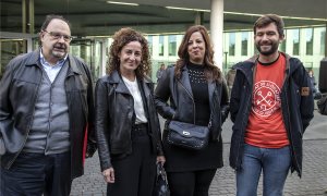 L'advocada Montse Serrano (esq) juntament amb la denunciant, Silvia Torres.