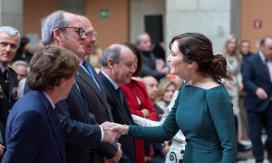 La presidenta de la Comunidad de Madrid, Isabel Díaz Ayuso, y el Defensor del Pueblo, Ángel Gabilondo, se saludan durante el acto homenaje a la Constitución Española en la Real Casa de Correos, a 2 de diciembre de 2022, en Madrid.