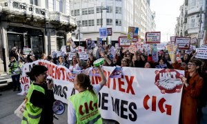 Trabajadores se manifiestan con pancartas durante la primera jornada de huelga de las tiendas de Inditex en A Coruña, en la Plaza de Lugo, a 25 de noviembre de 2022,