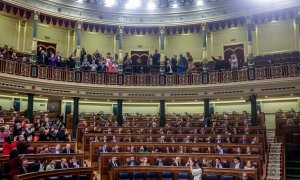 La ministra de Igualdad, Irene Montero, aplaude a las personas asistentes de colectivos Trans y LGTBI, tras la aprobación de la Ley Trans, en el Pleno del Congreso de los Diputados. E.P./Ricardo Rubio