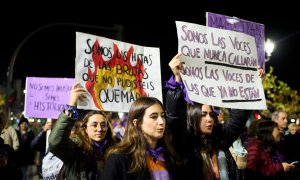 Un grupo de mujeres con pancartas durante una manifestación contra las violencias machistas el pasado 25N en Cantabria.
