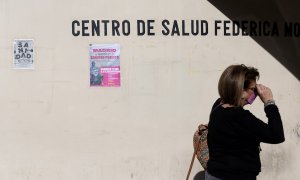 Una mujer pasa por delante del Centro de Salud Federica Montseny del Servicio de Urgencias de Atención Primaria (SUAP), a 7 de noviembre de 2022, en Madrid.