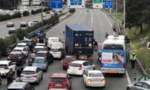 Activistas de Futuro Vegetal bloquean el paso en la M-30, en Madrid.