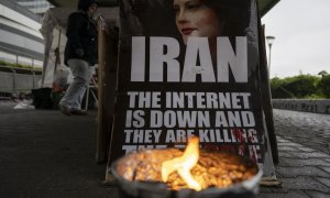 Una pancarta que denuncia la represión de Irán reposa a las afueras de la sede en Austria del Organismo Internacional de Energía Atómica, en noviembre de 2022