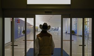 Un turista entrando en el aeropuerto de LaGuardia, en Nueva York, en plena tormenta en EEUU, la más fría desde hace cuatro décadas.