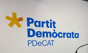 El logo de PDeCAT en la sede del partido.