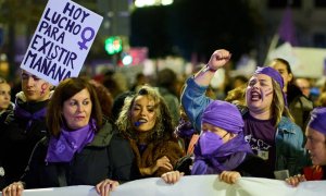 Varias mujeres sujetan una pancarta durante una manifestación contra las violencias machistas, a 25 de noviembre de 2022, en Santander