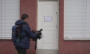 29/12/22 Imagen de la entrada de la vivienda de Vallecas donde fue hallado el cadáver de una joven presuntamente asesinada por la expareja de su madre.