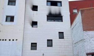 Imagen del edificio incendiado en Collado Villalba (Madrid), donde residían al menos 15 familias que ocupaban el inmueble vacío propiedad de la Sareb.