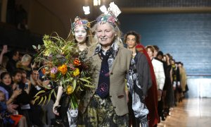 La diseñadora Vivienne Westwood tras uno de sus desfiles durante la Semana de la Moda Masculina de Londres a 09 de enero de 2017