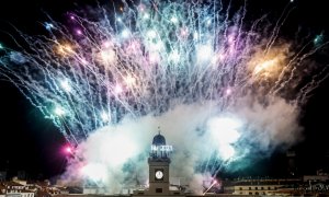 Fuegos artificiales tras las doce campanadas en la Plaza del Sol en Madrid a uno de enero de 2023