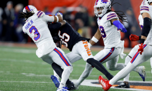 El defensa de los Buffalo Bills, Damar Hamlin (3), hace frente al receptor de los Cincinnati Bengals, Tee Higgins (85).