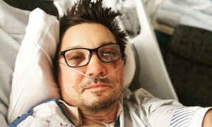 El actor Jeremy Renner comparte un 'selfie' desde el hospital tras sufrir un accidente con una máquina quitanieves.