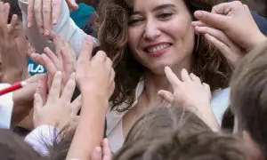 La presidenta de la Comunidad de Madrid, Isabel Díaz Ayuso, se despide de los alumnos a su salida del colegio bilingüe San Agustín Los Negrales de Guadarrama, a 11 de noviembre de 2022, en Guadarrama, Madrid (España).