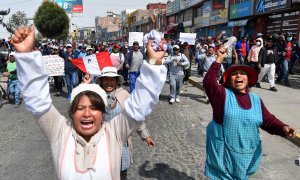 Manifestantes marchan este miércoles en contra del Gobierno de la presidenta Dina Boluarte, en las calles de la ciudad de Arequipa (Perú).