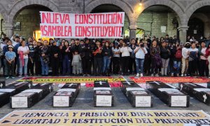 Ataúdes y pancartas en Huamanga, capital del Departamento de Ayacucho, para denunciar los muertos durante las protestas contra el Gobierno de por Dina Boluarte en Perú.