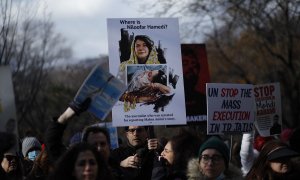 Un grupo de personas pide frente a la sede central de la ONU, situada en Nueva York, el fin de las detenciones y ejecuciones en Irán para los condenados por su participación en las protestas contra el régimen